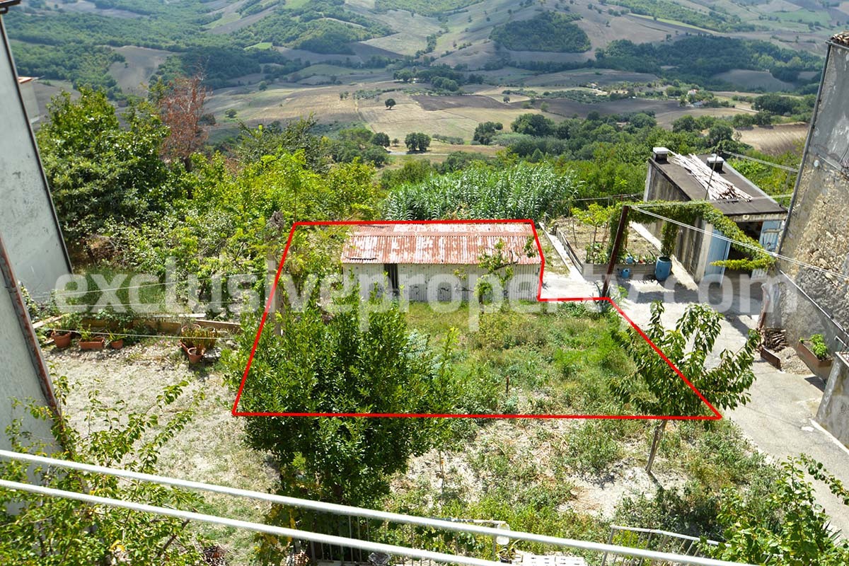 Traditional town house with vegetable garden and garage for sale in Molise
