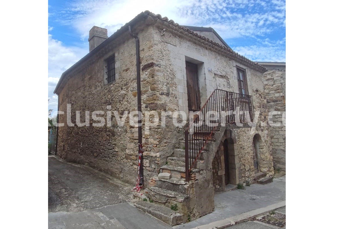 Stone house to be restored of about 100 sq m for sale in Molise - Italy