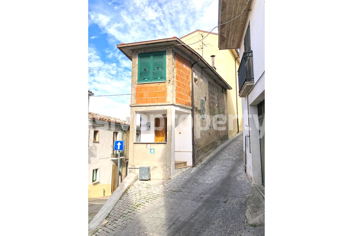 Habitable house in good condition with small outdoor space for sale in Molise