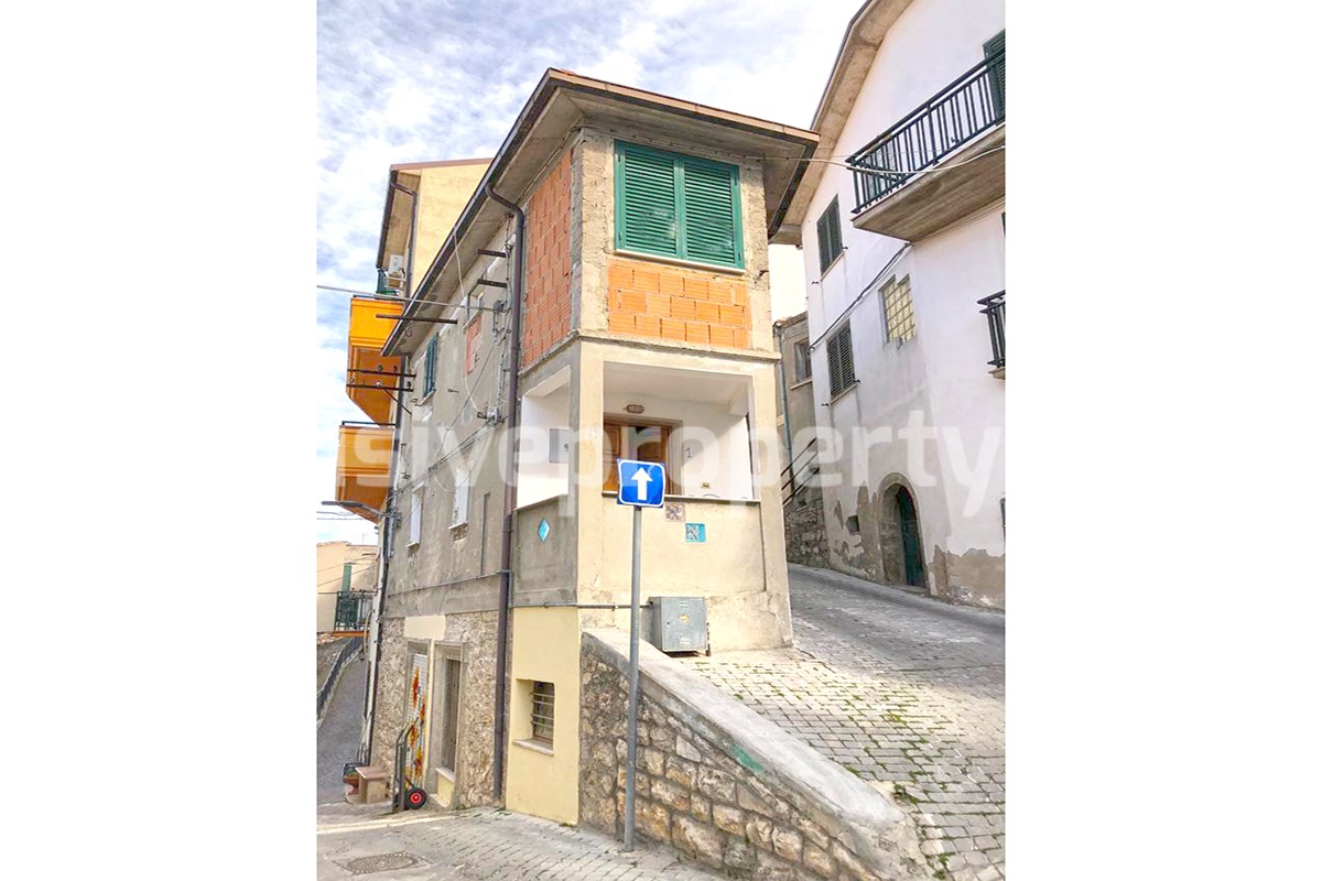 Habitable house in good condition with small outdoor space for sale in Molise 15