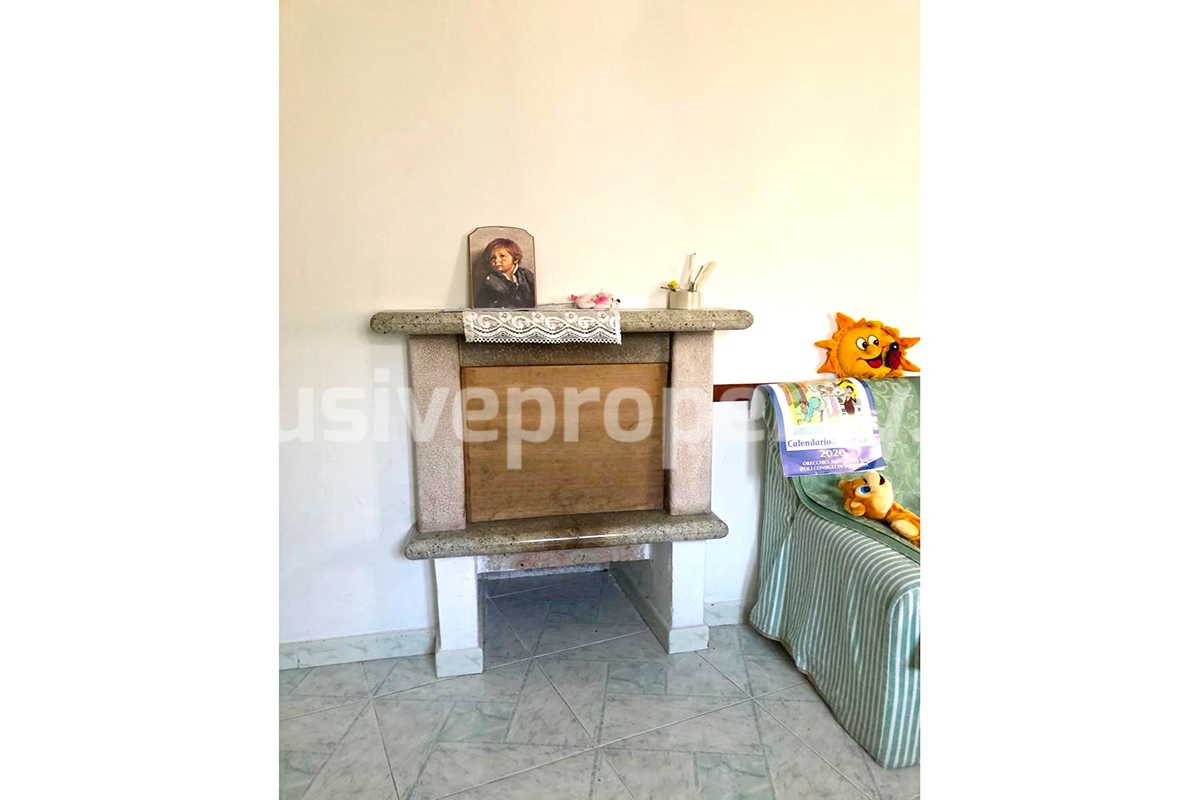 Habitable house in good condition with small outdoor space for sale in Molise 5