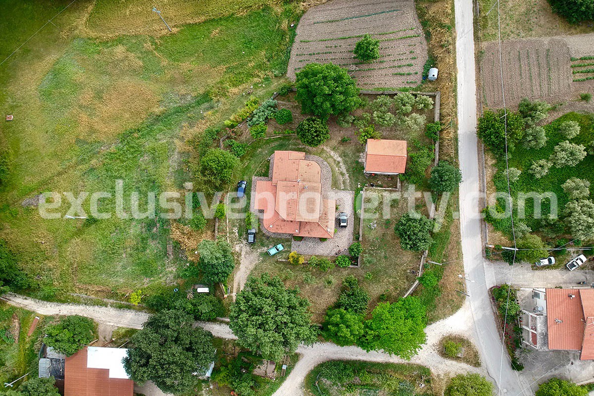 Villa located in the countryside in Molise surrounded by greenery for sale in Italy 2