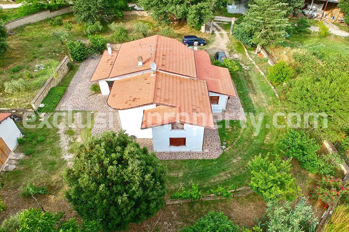 Villa located in the countryside in Molise surrounded by greenery for sale in Italy