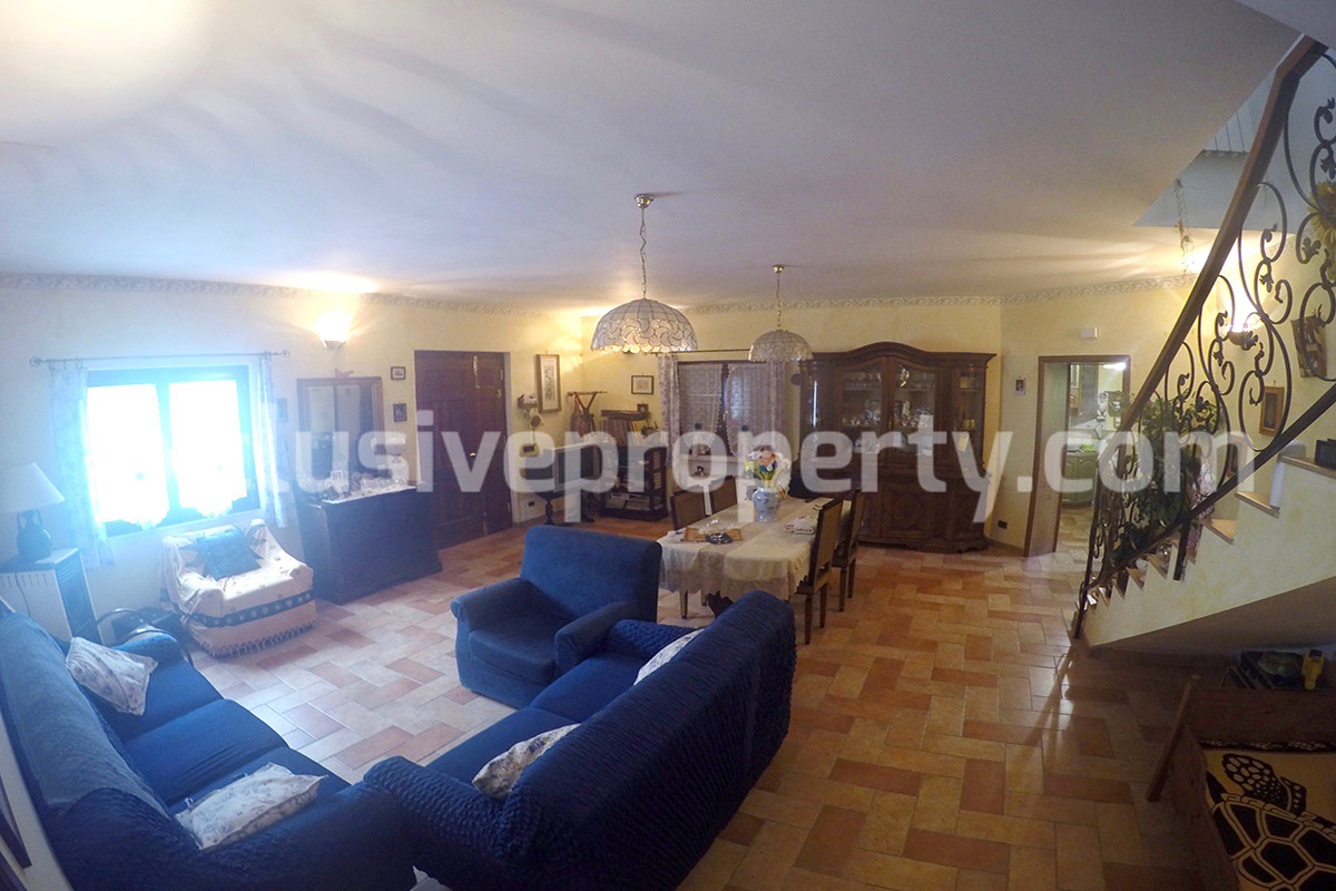 Villa located in the countryside in Molise surrounded by greenery for sale in Italy 5