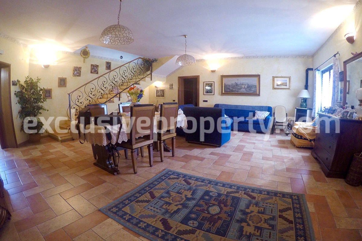 Villa located in the countryside in Molise surrounded by greenery for sale in Italy 4