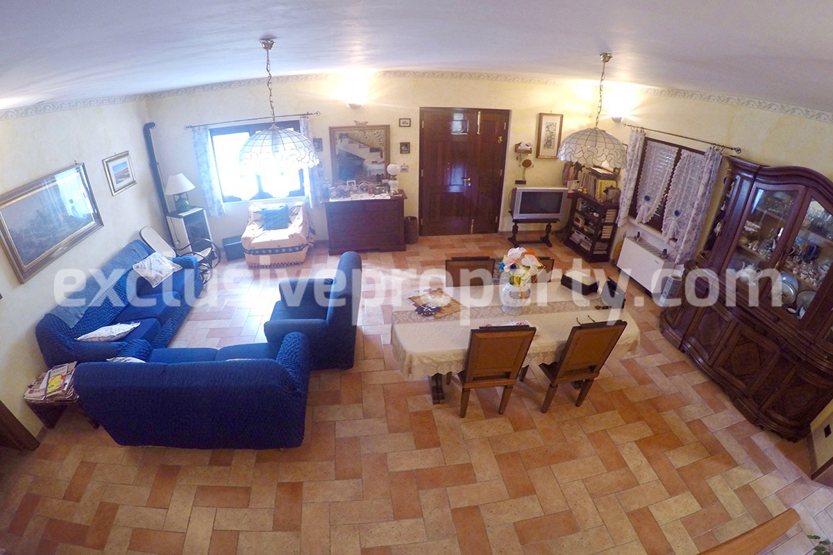 Villa located in the countryside in Molise surrounded by greenery for sale in Italy 7