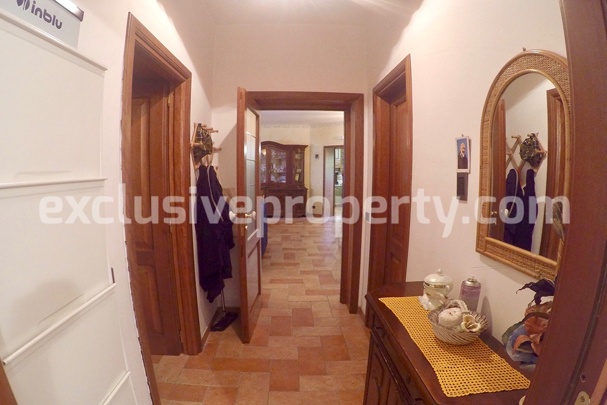 Villa located in the countryside in Molise surrounded by greenery for sale in Italy 12