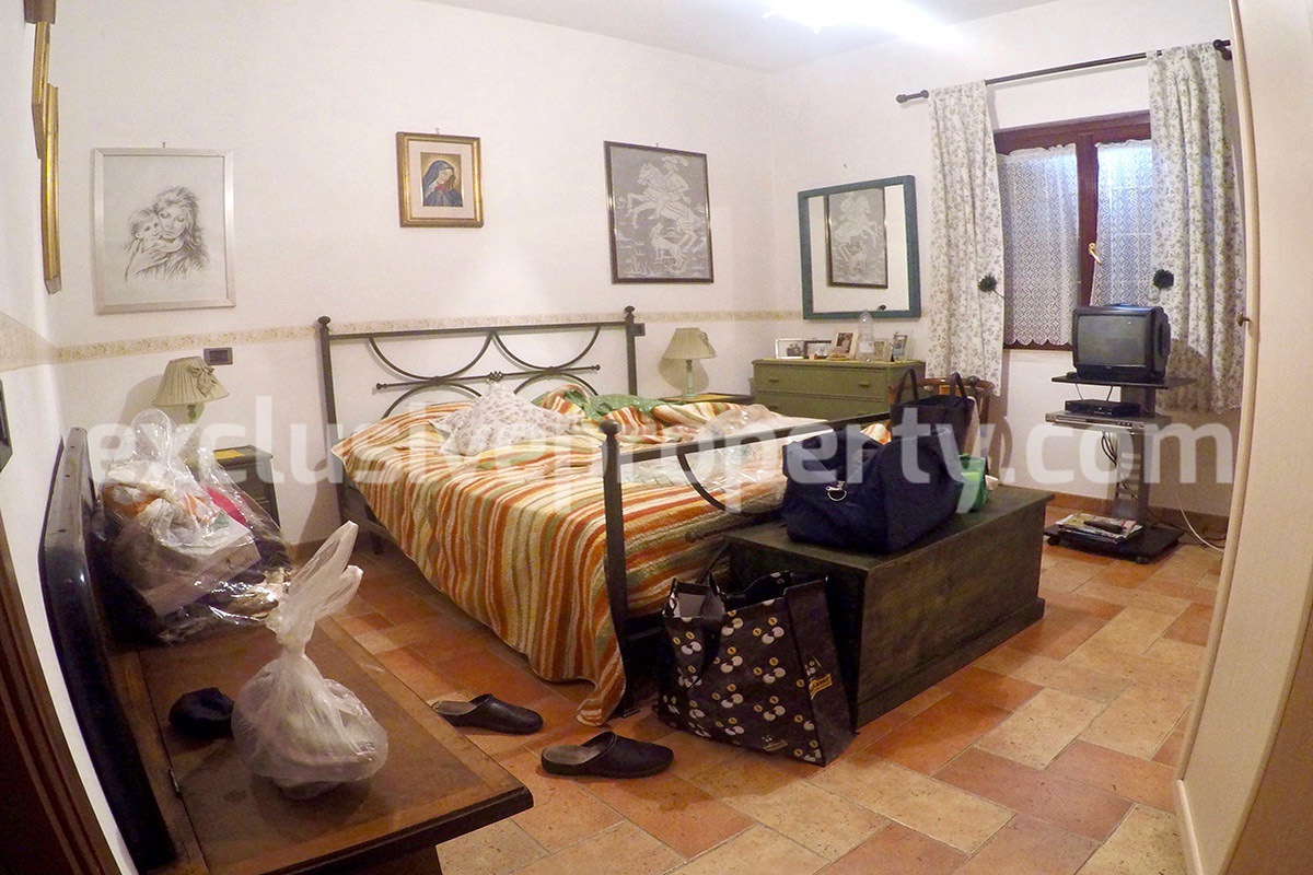 Villa located in the countryside in Molise surrounded by greenery for sale in Italy 16