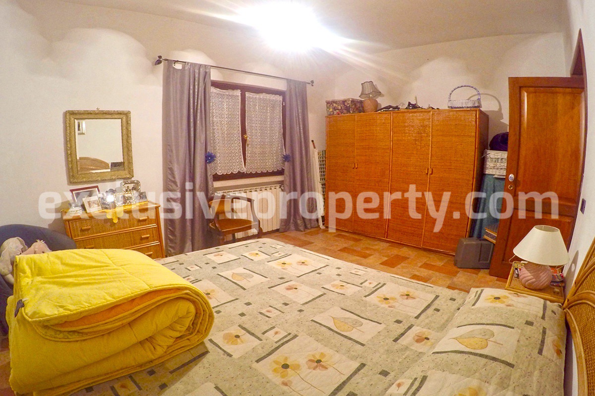 Villa located in the countryside in Molise surrounded by greenery for sale in Italy 19