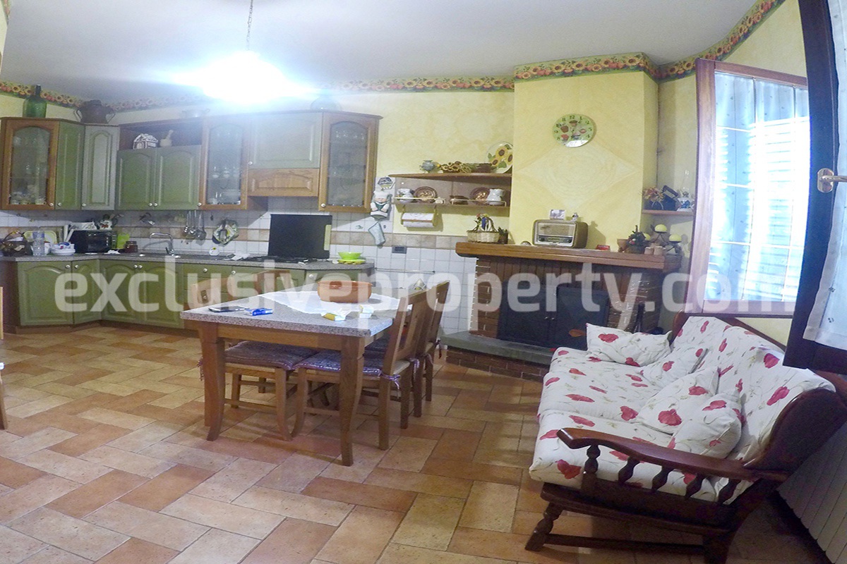 Villa located in the countryside in Molise surrounded by greenery for sale in Italy 8