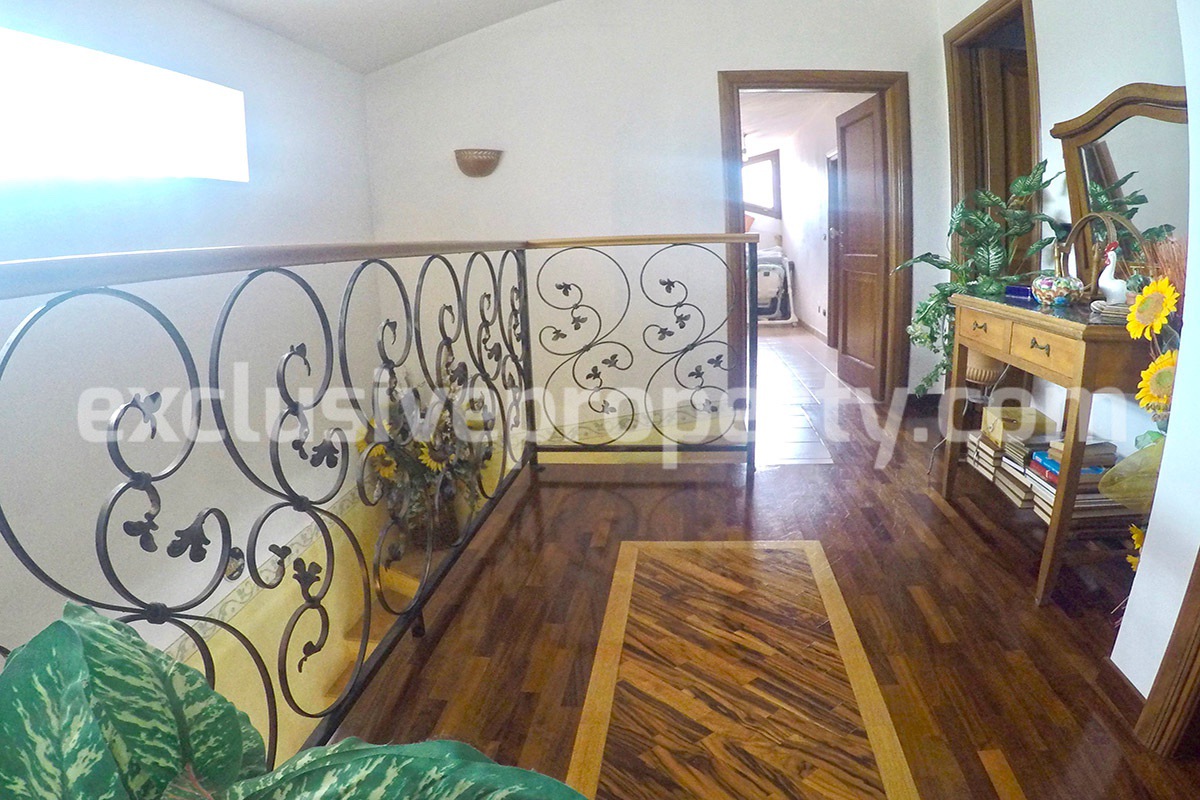 Villa located in the countryside in Molise surrounded by greenery for sale in Italy 27