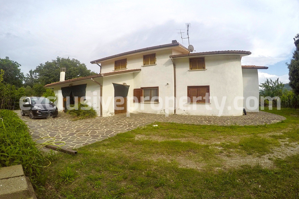 Villa located in the countryside in Molise surrounded by greenery for sale in Italy 3
