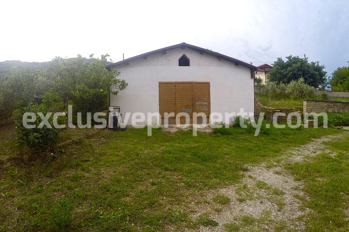 Villa located in the countryside in Molise surrounded by greenery for sale in Italy 35