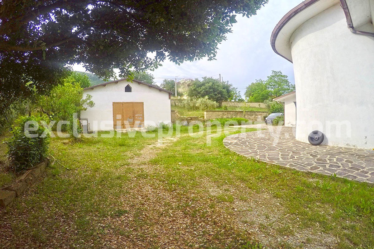 Villa located in the countryside in Molise surrounded by greenery for sale in Italy 36