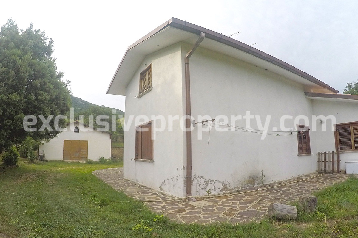 Villa located in the countryside in Molise surrounded by greenery for sale in Italy 34