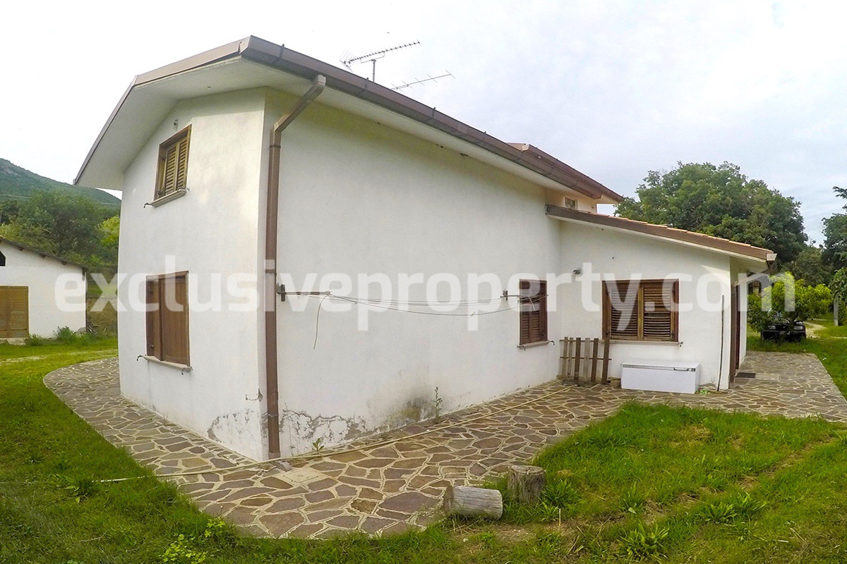 Villa located in the countryside in Molise surrounded by greenery for sale in Italy 32