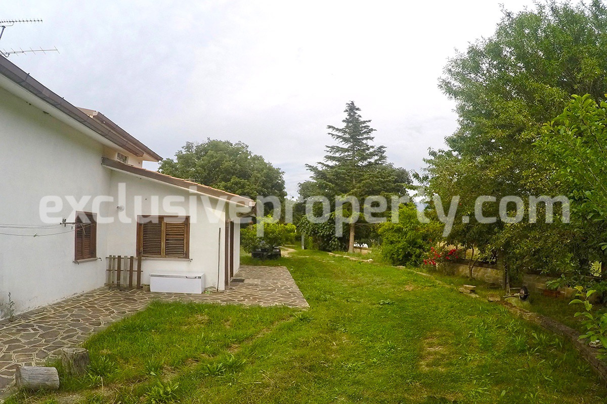 Villa located in the countryside in Molise surrounded by greenery for sale in Italy 38
