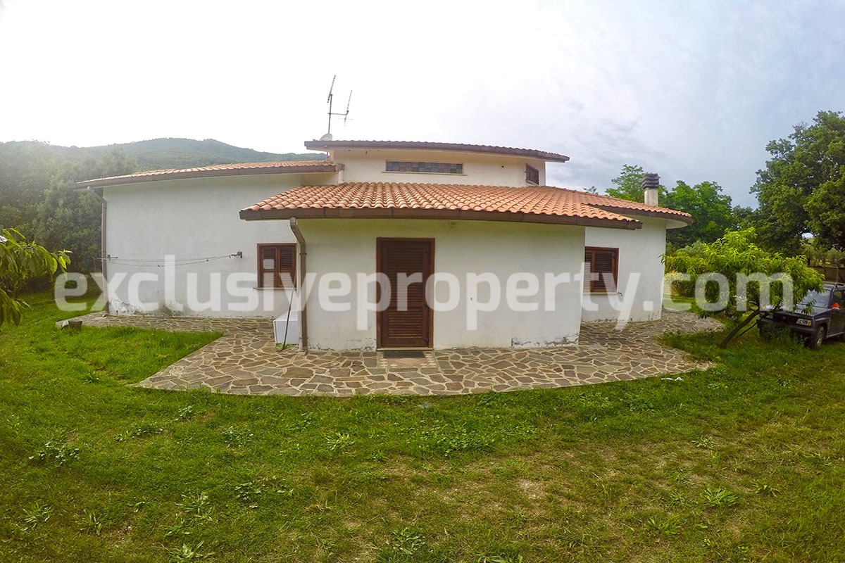 Villa located in the countryside in Molise surrounded by greenery for sale in Italy 33