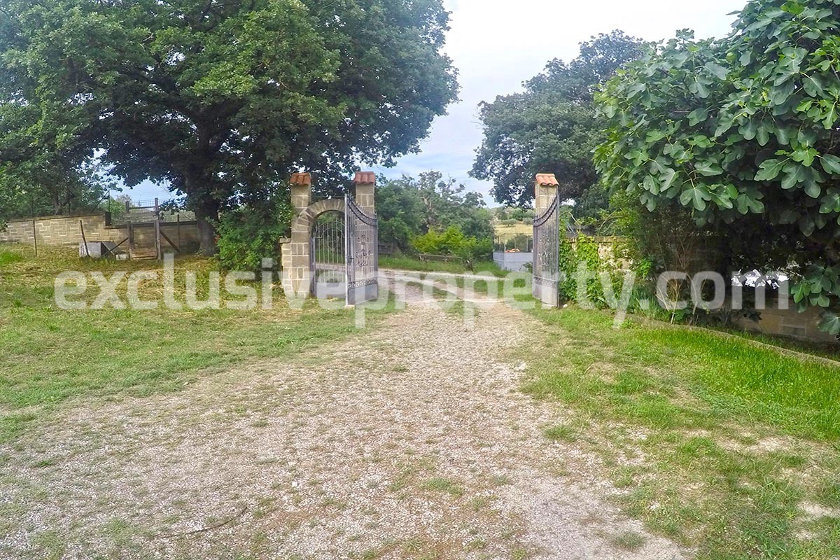 Villa located in the countryside in Molise surrounded by greenery for sale in Italy 41