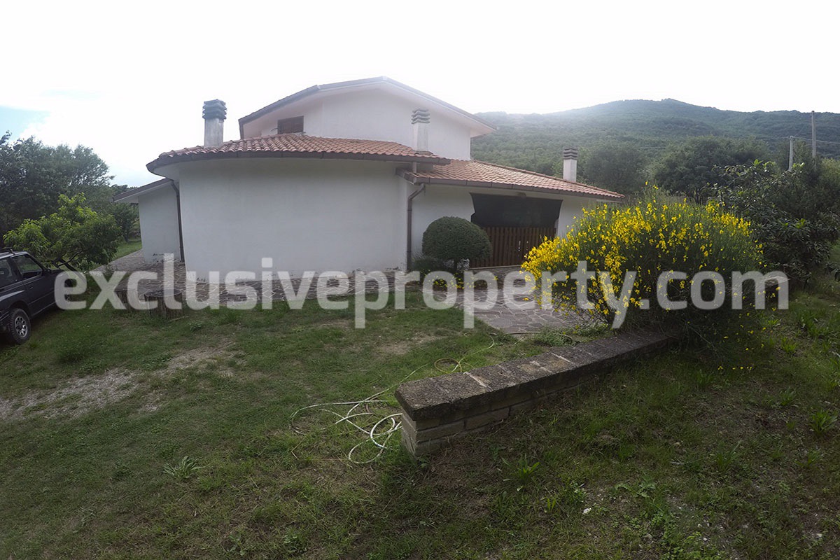 Villa located in the countryside in Molise surrounded by greenery for sale in Italy 39