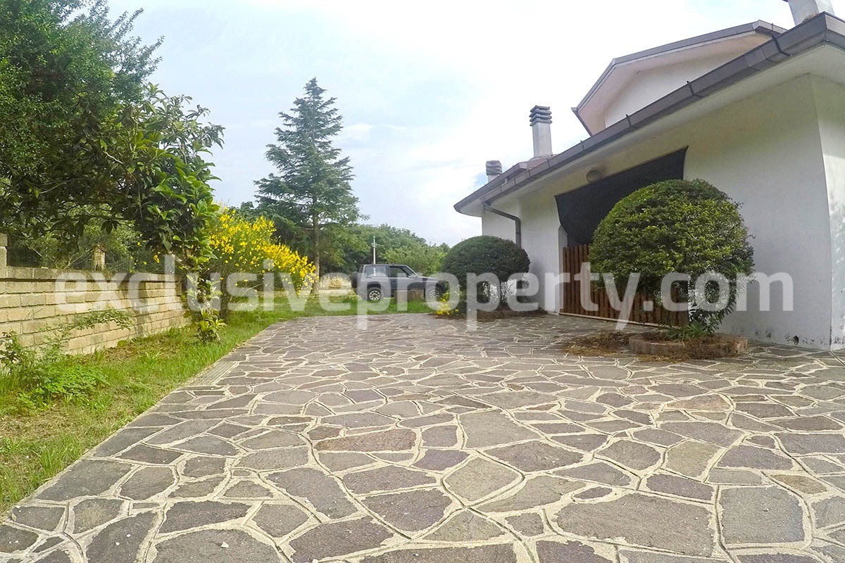 Villa located in the countryside in Molise surrounded by greenery for sale in Italy 40