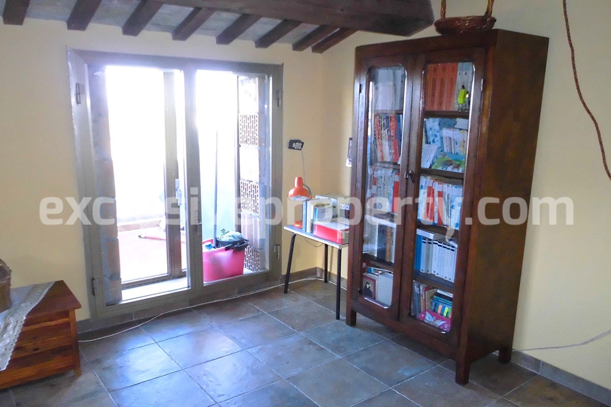 Characteristic detached house for sale in the historic center of Pollutri