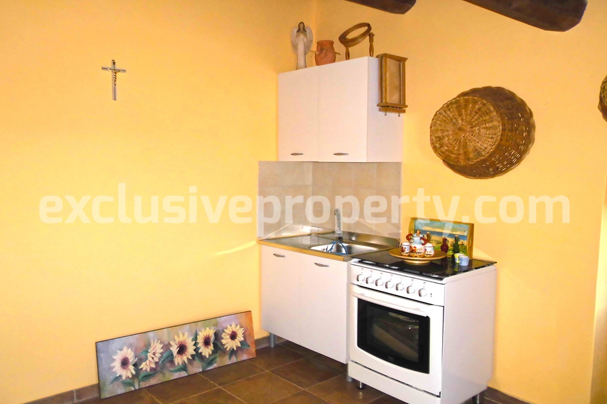 Characteristic detached house for sale in the historic center of Pollutri