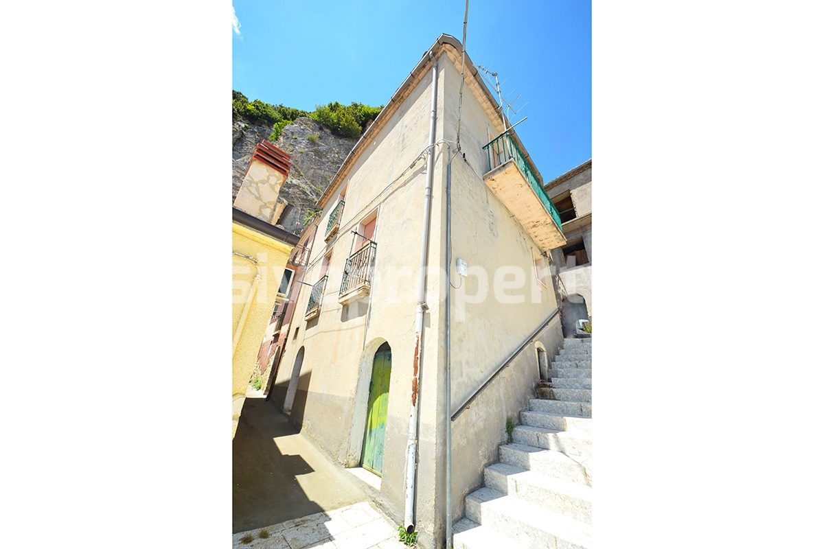 Inexpensive town house with cellar for sale in the unspoilt Molise - Italy