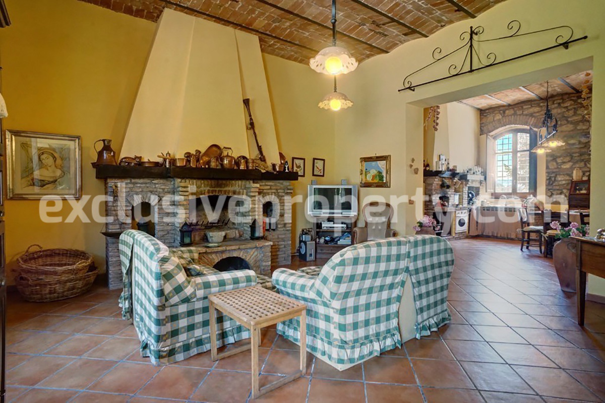 Old stone farmhouse from the early 1800s completely renovated for sale in Molise 7