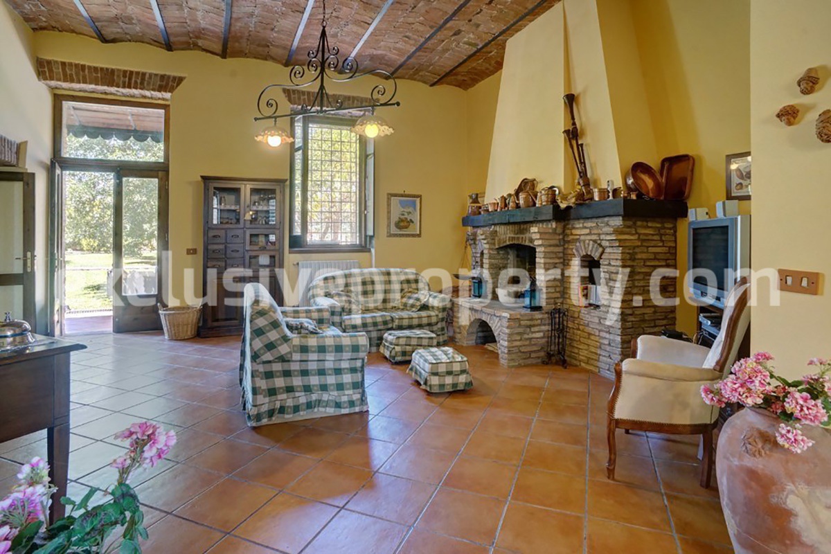 Old stone farmhouse from the early 1800s completely renovated for sale in Molise 9