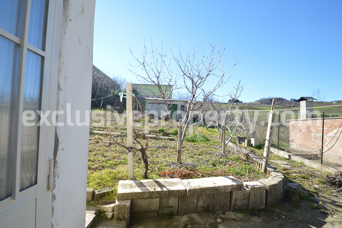 Furnished villa with garden and garage for sale on the outskirts of Lupara - Molise