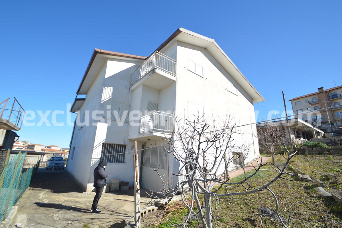 Furnished villa with garden and garage for sale on the outskirts of Lupara - Molise 3