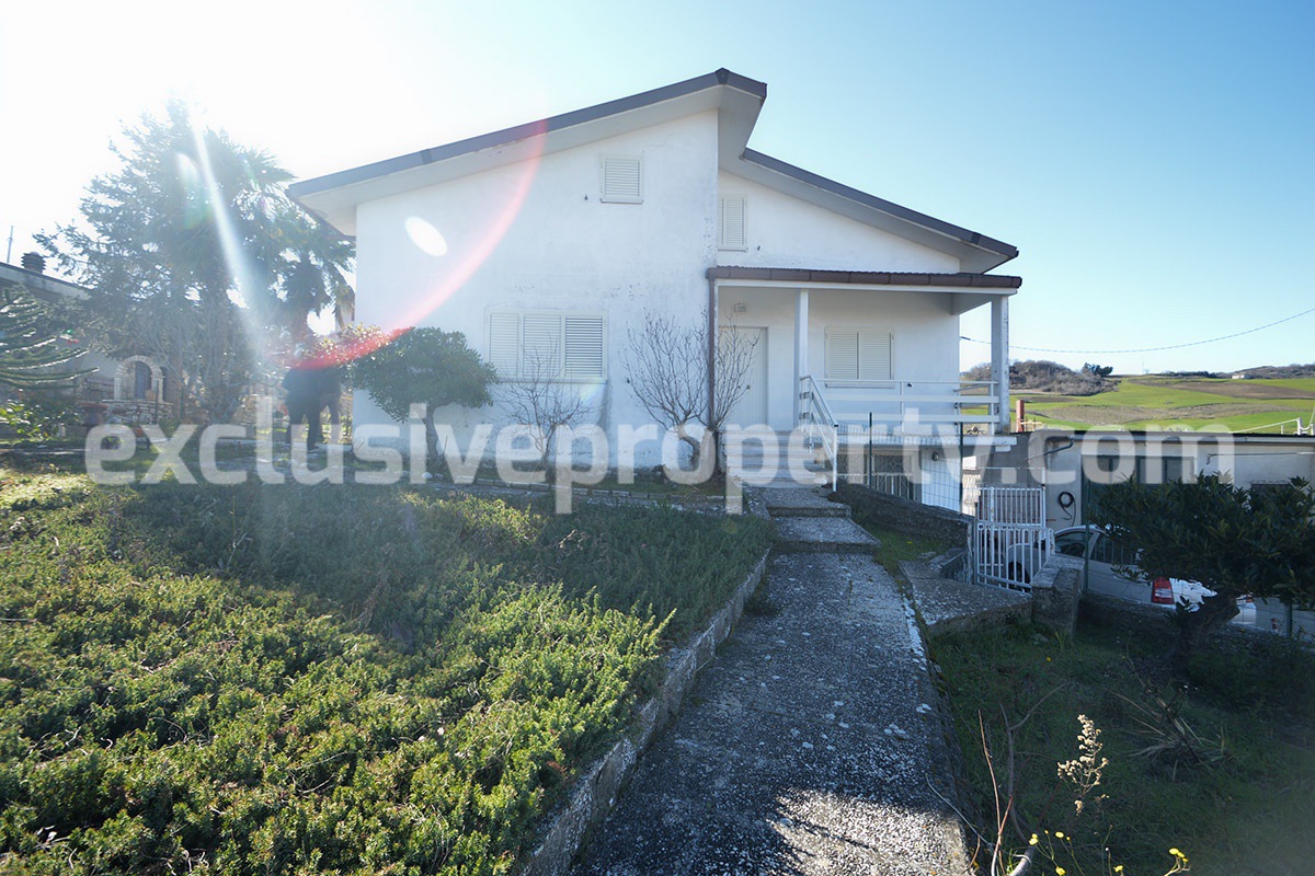 Furnished villa with garden and garage for sale on the outskirts of Lupara - Molise 1