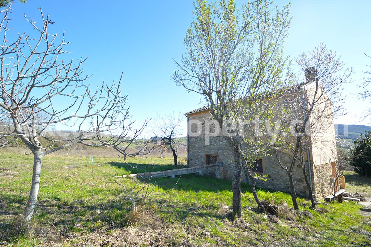 Country house with stone details and 3 hectares of land for sale in Abruzzo 3