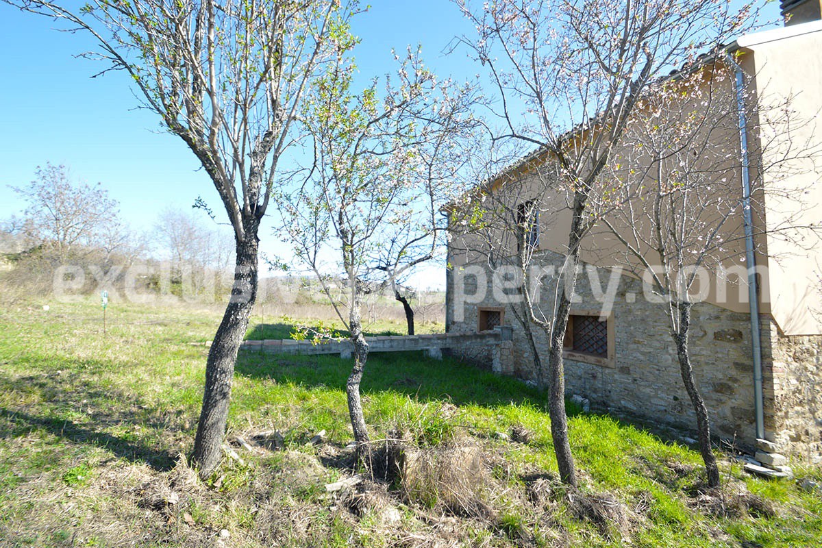 Country house with stone details and 3 hectares of land for sale in Abruzzo 4