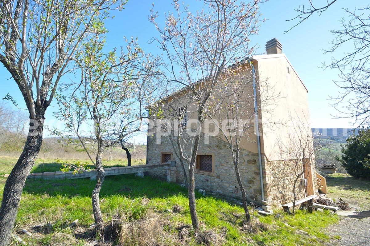 Country house with stone details and 3 hectares of land for sale in Abruzzo 5