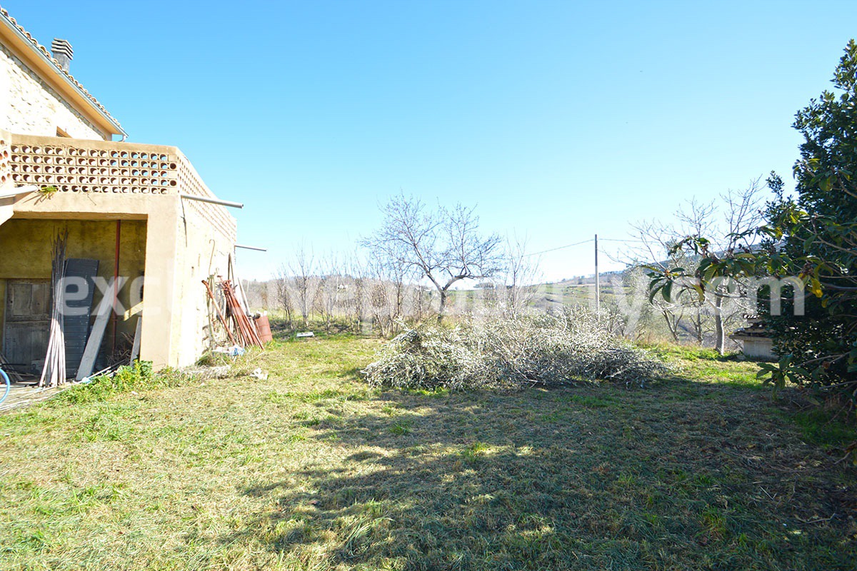 Country house with stone details and 3 hectares of land for sale in Abruzzo 6