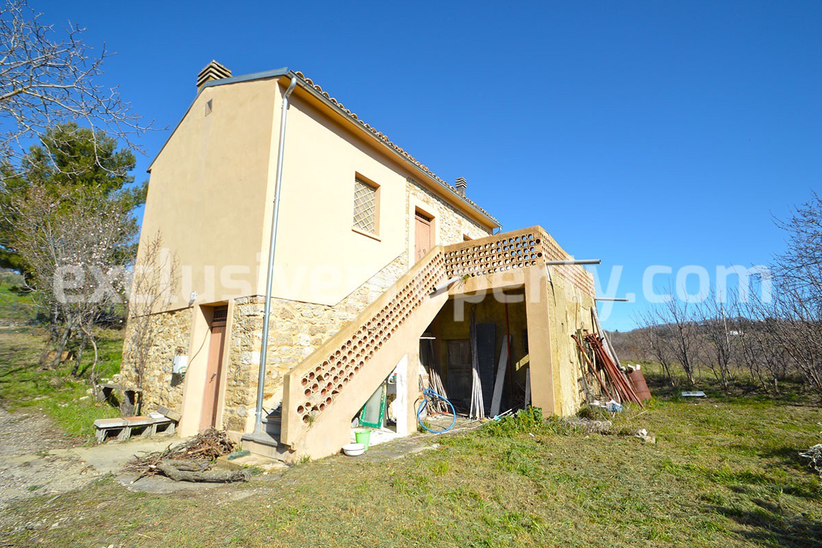 Country house with stone details and 3 hectares of land for sale in Abruzzo 1