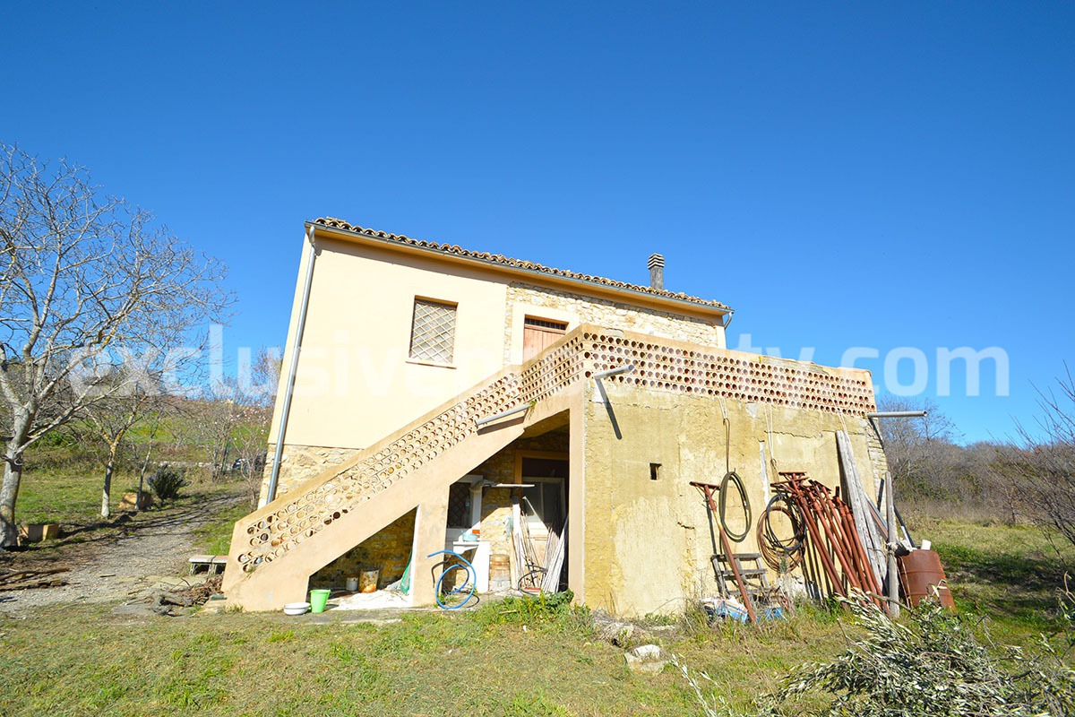Country house with stone details and 3 hectares of land for sale in Abruzzo 2