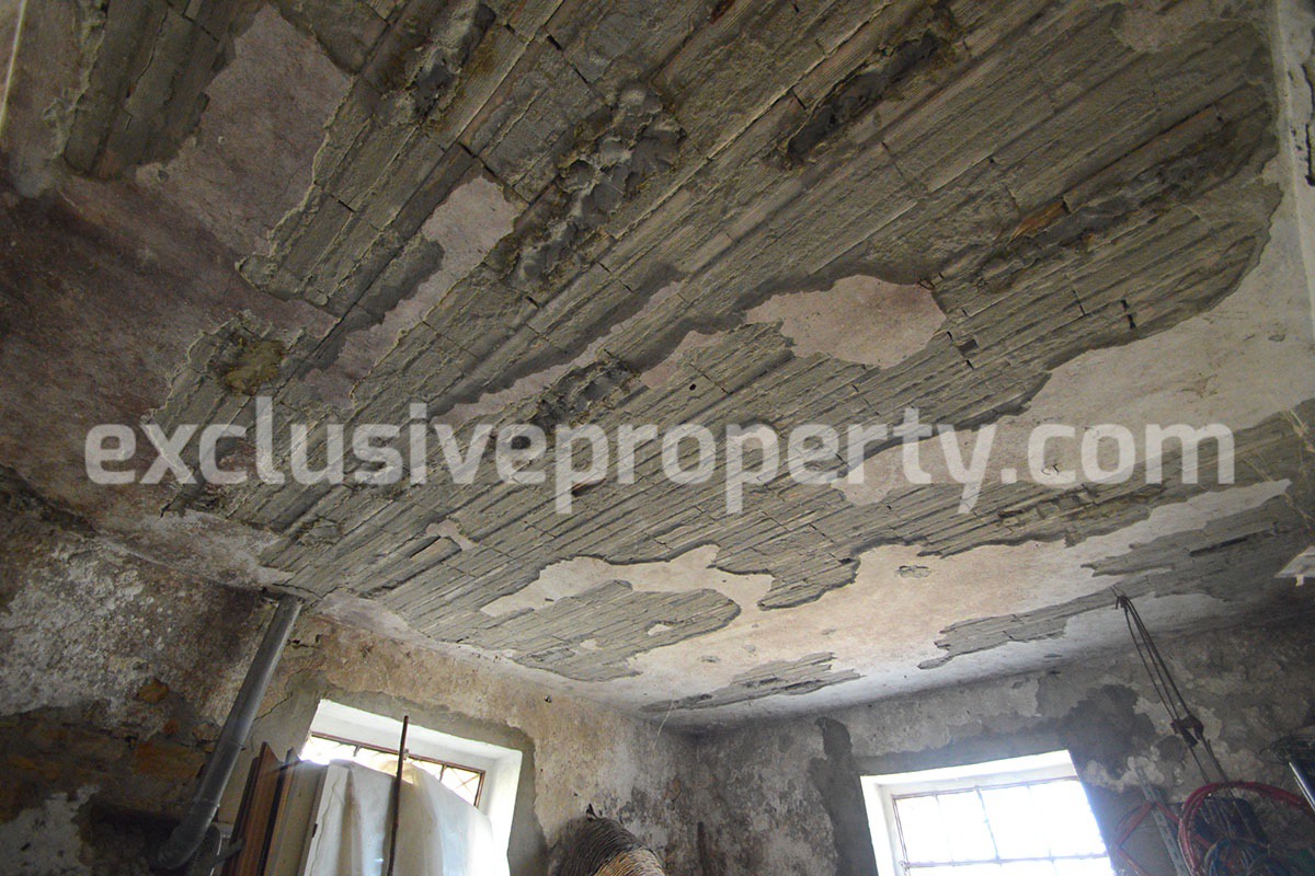 Country house with stone details and 3 hectares of land for sale in Abruzzo 12