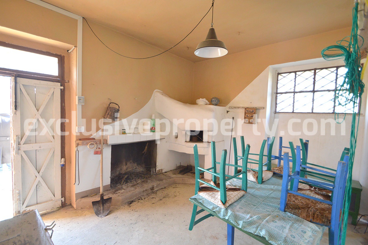 Country house with stone details and 3 hectares of land for sale in Abruzzo