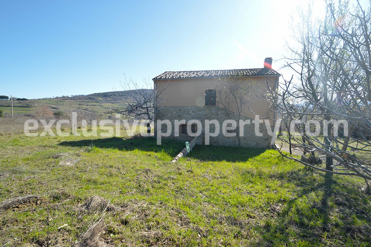 Country house with stone details and 3 hectares of land for sale in Abruzzo
