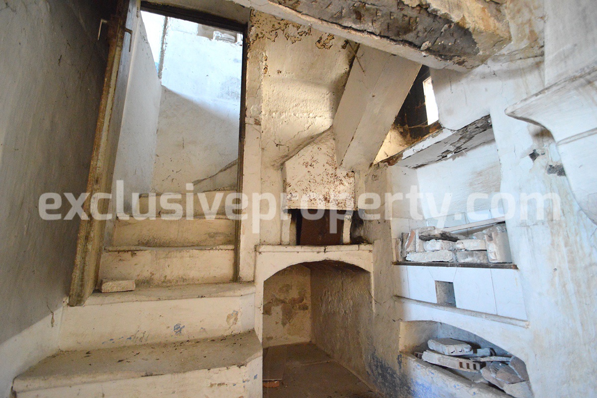Ancient stone house with new roof and garden for sale in Abruzzo