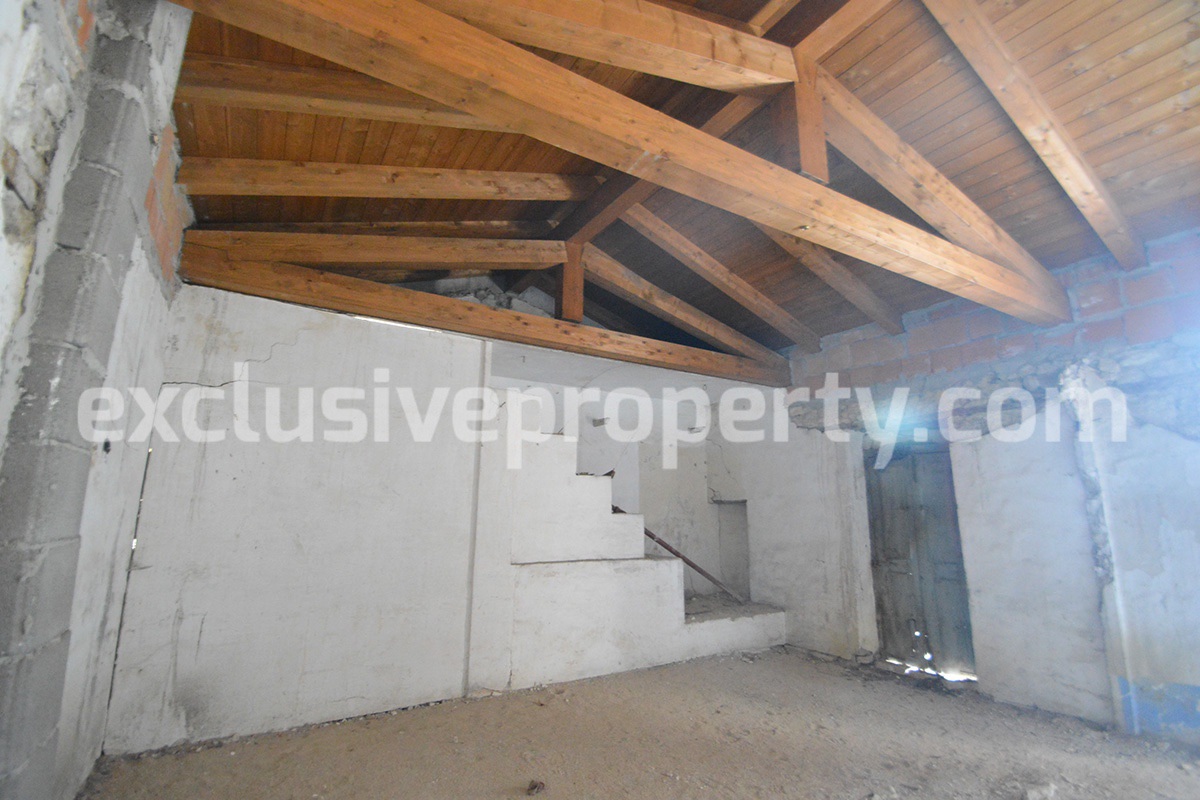 Ancient stone house with new roof and garden for sale in Abruzzo