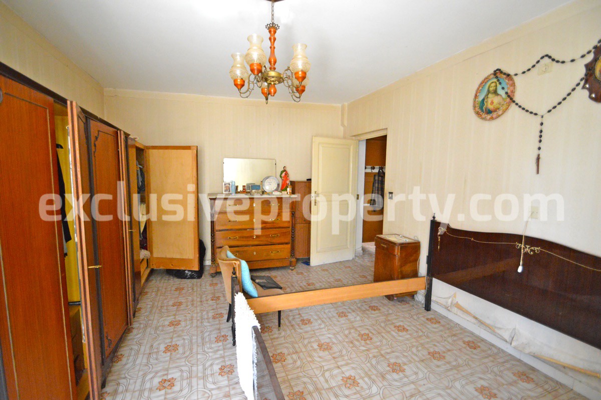 Habitable house with heating and cellar 36 km from the sea