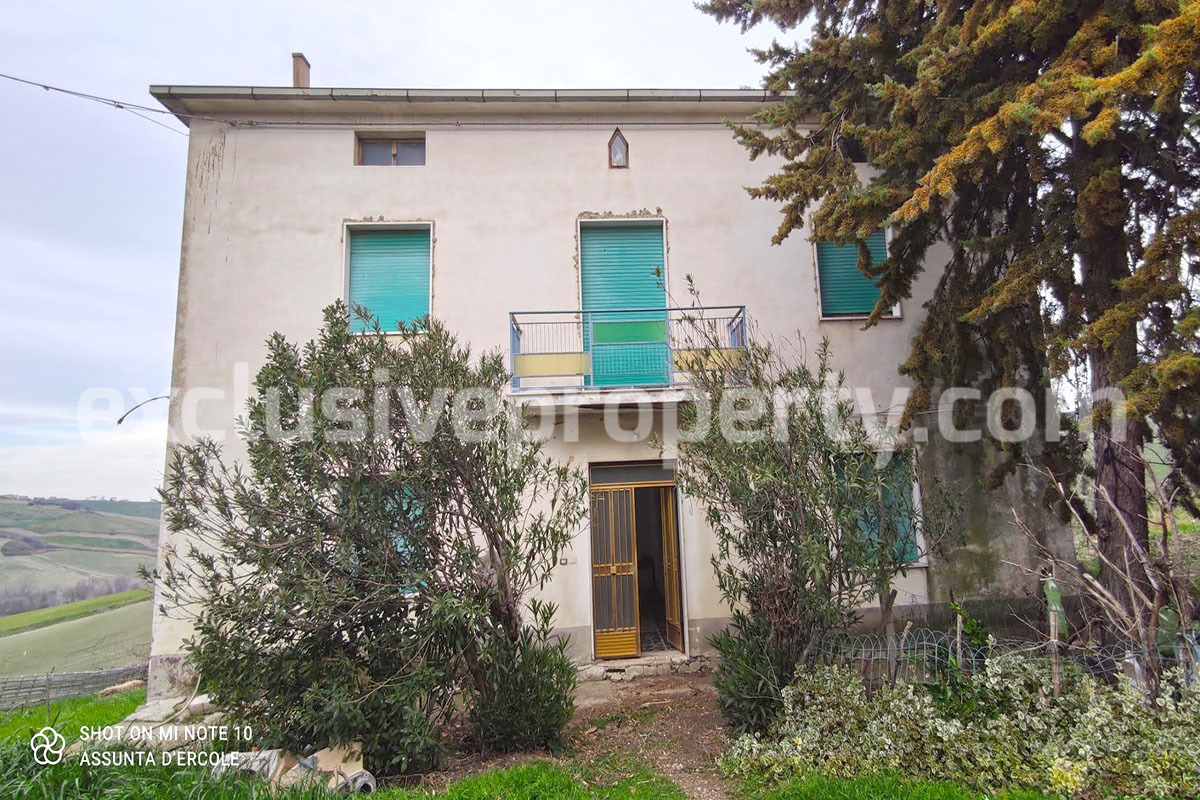 Country house in good condition with garden for sale in Atessa