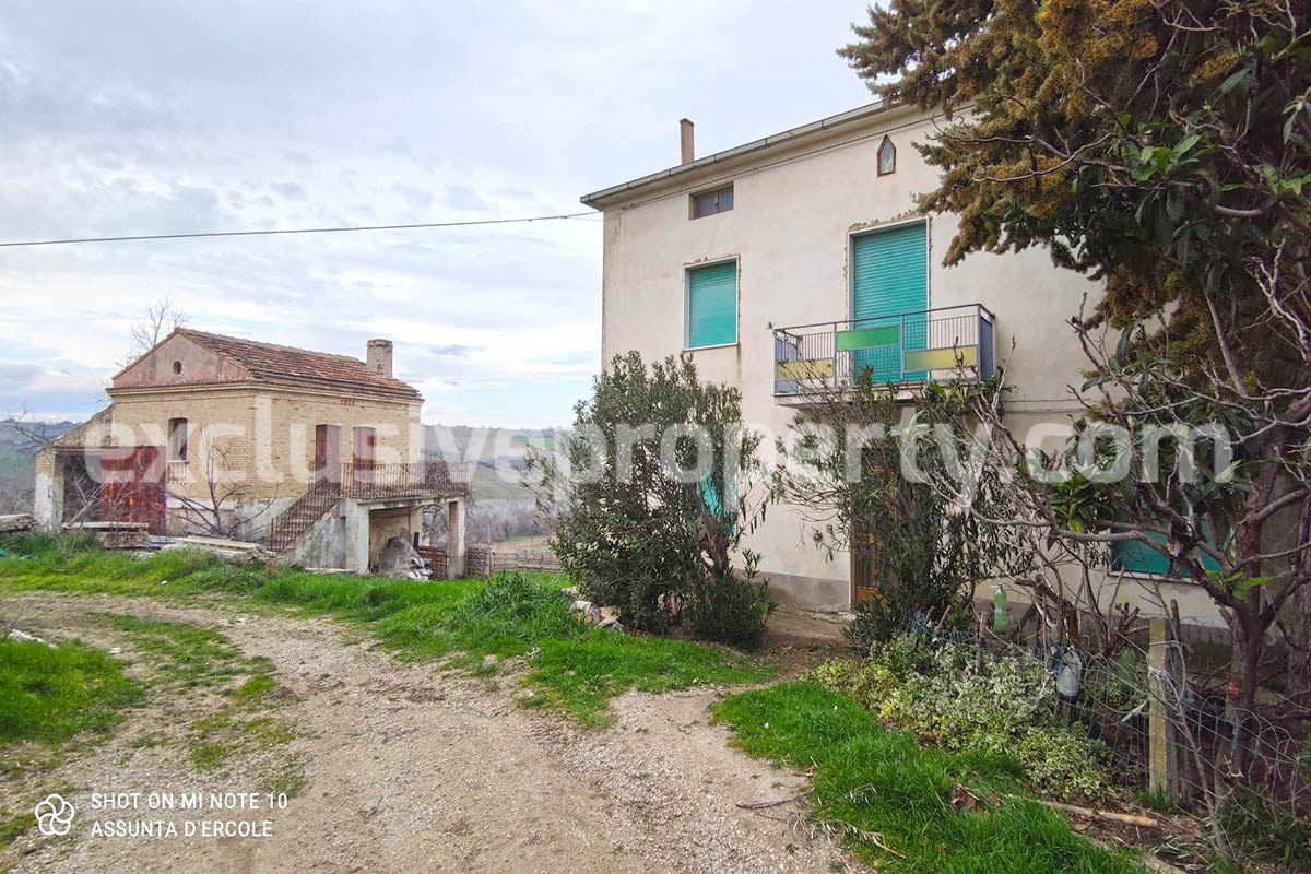 Country house in good condition with garden for sale in Atessa