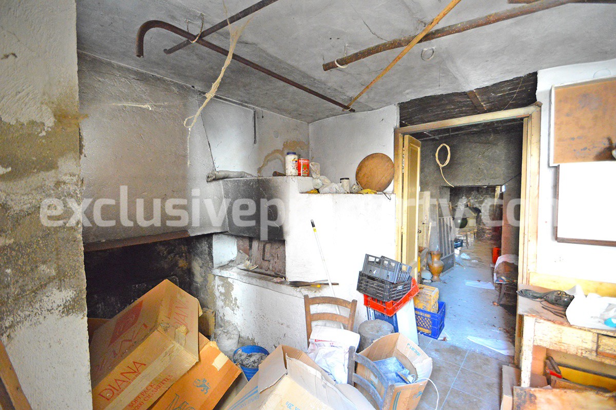 Habitable house with heating and cellar 36 km from the sea