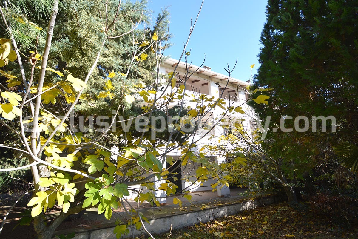 Property with garden for sale in Pollutri 15 min from the sea - Abruzzo 2