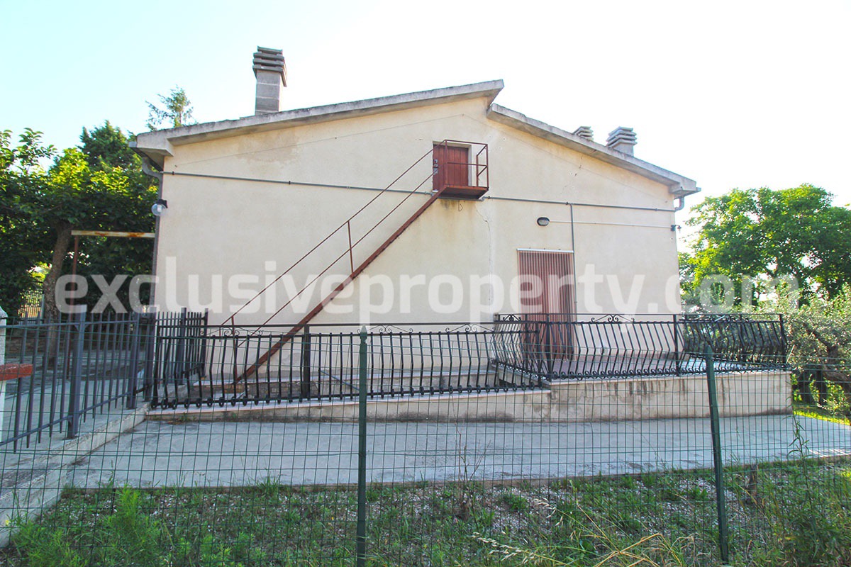 House with garden near the coast for sale in Abruzzo 6